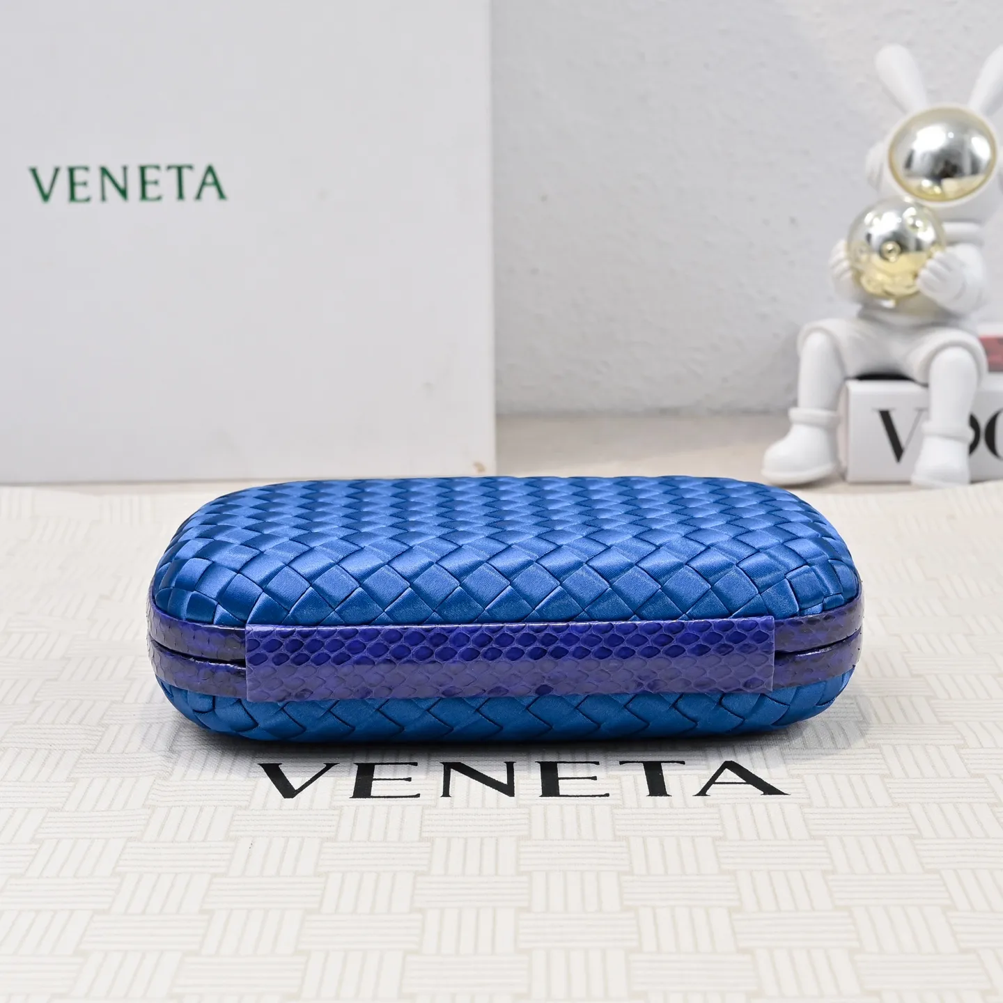 Batch 1460 #BV Knot woven evening bag series ~ Each bag reveals exquisite elegance💫Iconic classic silk weaving➕snake skin trimming with knot buckle, soft and delicate feel. The design is small and exquisite, low-key without logo, elegant and elegant. Paired with evening dress or cheongsam, it has the atmosphere of a famous and wealthy lady. Full of aura and invincible texture💃 Model: 7622 Dimensions: 20x12x5.5